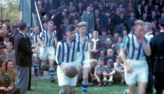 Thumbnail 1 - Abe komt met de bal het veld op Heerenveen-Haarlem 1948